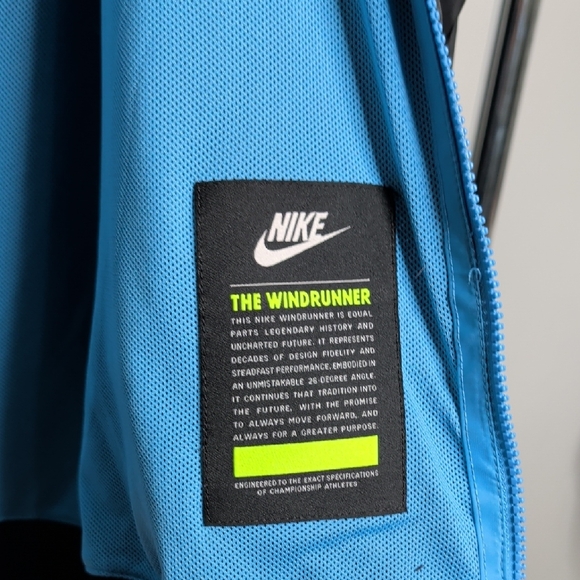 Nike Men's Light Blue and Black Windbreaker - Picture 4 of 5
